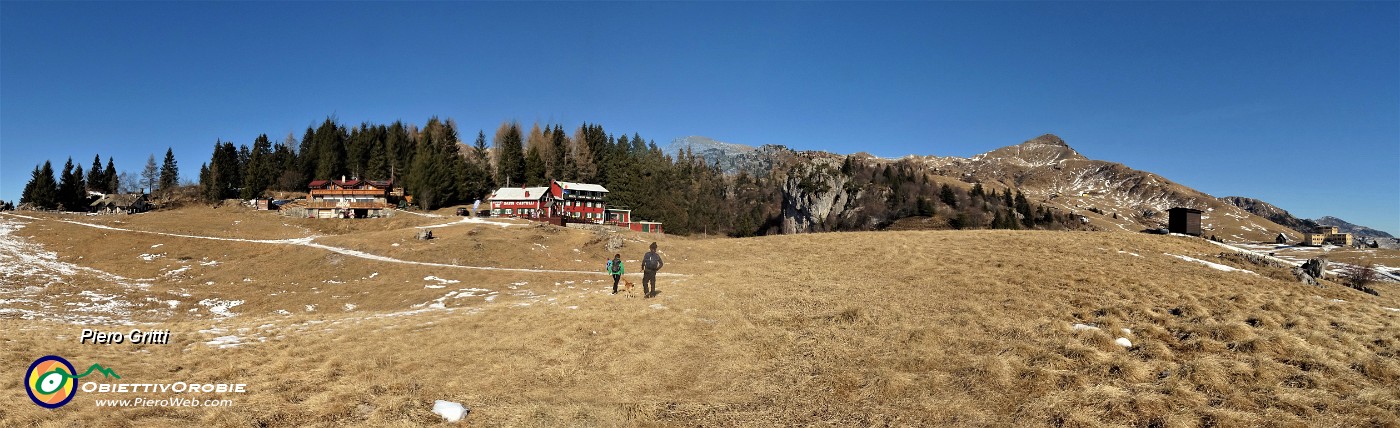 63 Risaliamo verso il Rif. Sassi-Castelli.jpg